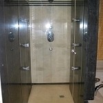 Porte de douche en verre anticalcaire sur mesure avec charnière sans joint
